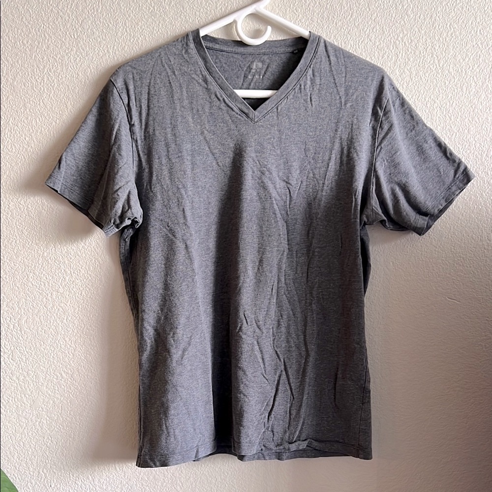 🌻3/$25 Uniqlo Men's Gray V-Neck T-Shirt